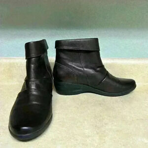 Women’s Clark brown booties size 9.5